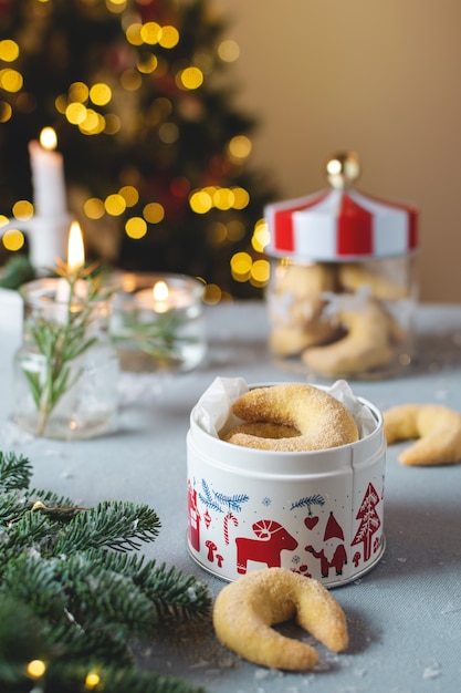 Halve maan kerstkoekjes, traditionele zelfgemaakte kerst bakkerij met kaars