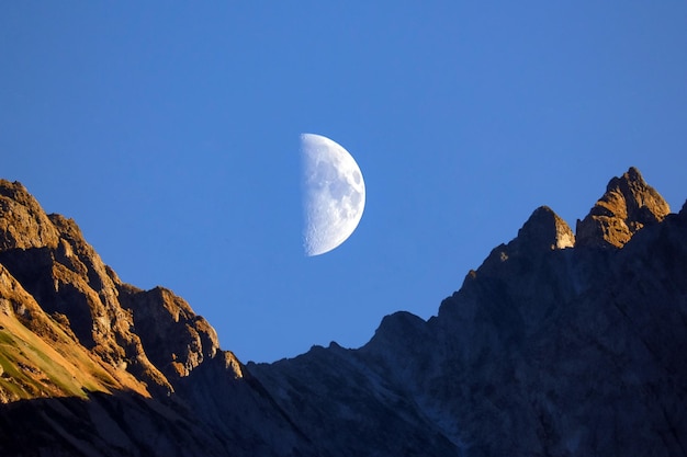 Halve maan late avond in de bergen astronomie en sterrenkijken