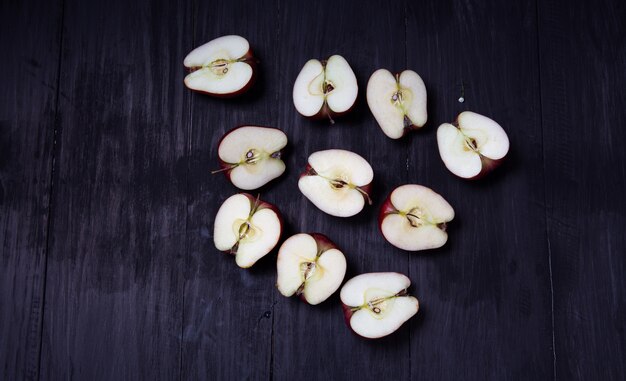 halve rode appels op hout achtergrond