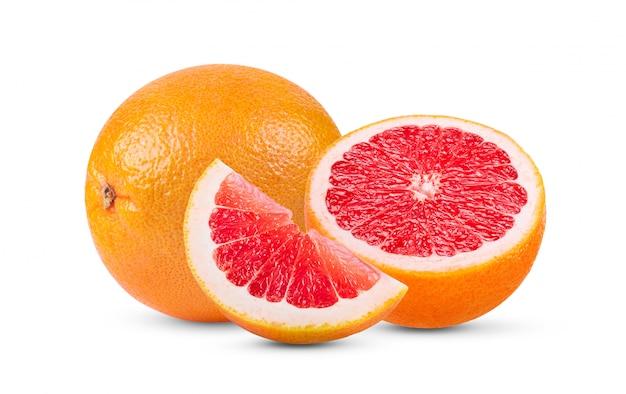 Foto halve roze sinaasappel of grapefruit met plak op wit wordt geïsoleerd