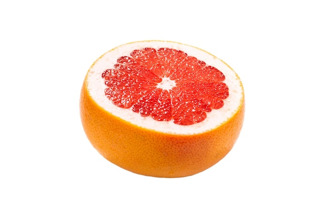 Halve sappige grapefruit geïsoleerd op een witte achtergrond.