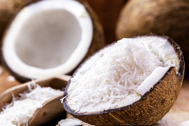 Cocco tagliato a metà ripieno di cocco grattugiato, ingrediente culinario