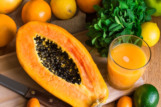 Photo halved ripe papaya freshly pressed juice