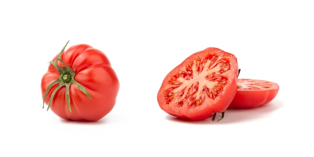 Halveren en hele rode tomaten geïsoleerd op een witte achtergrond