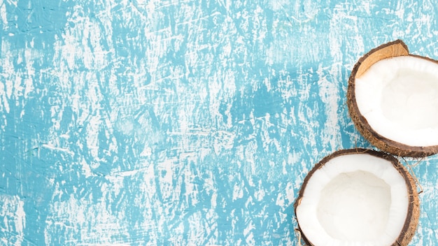 Фото Половинки кокосового ореха на синем фоне