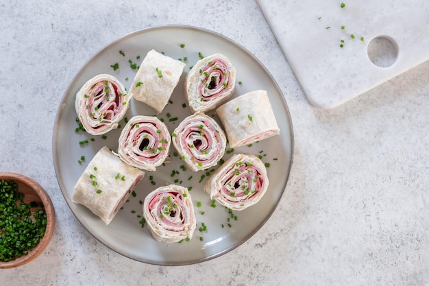 Prosciutto e crema di formaggio arrotolati in una tortilla