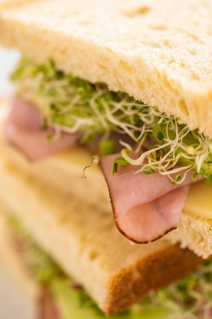 Foto sandwich di cetrioli e germogli di prosciutto