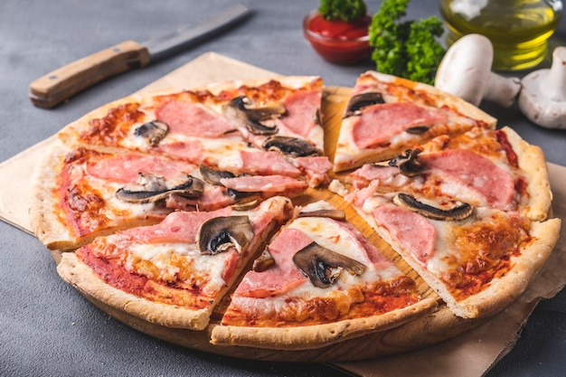 Ham en champignon pizza close-up