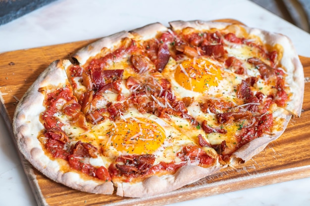 Ham en eieren De pizza van de ontbijtstijl op houten schotel