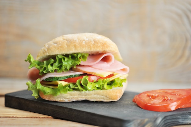 Ham en kaassandwich op houten raad