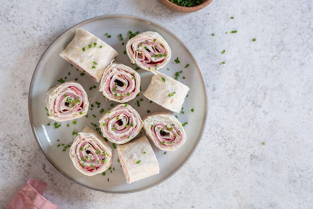 Ham en roomkaas opgerold in een tortilla