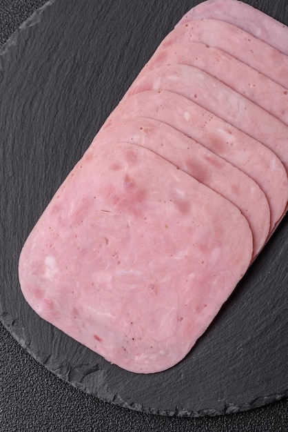 Ham en varkensvlees eten voor de feesttafel.