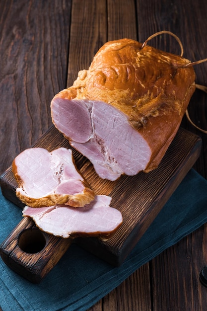 Ham op een houten snijplank rustiek oud houten tafelblad