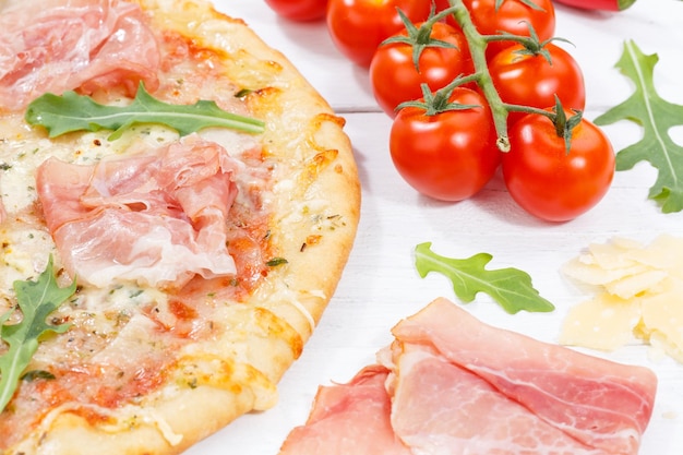 Ham pizza prosciutto close-up bakken ingrediënten op een houten bord