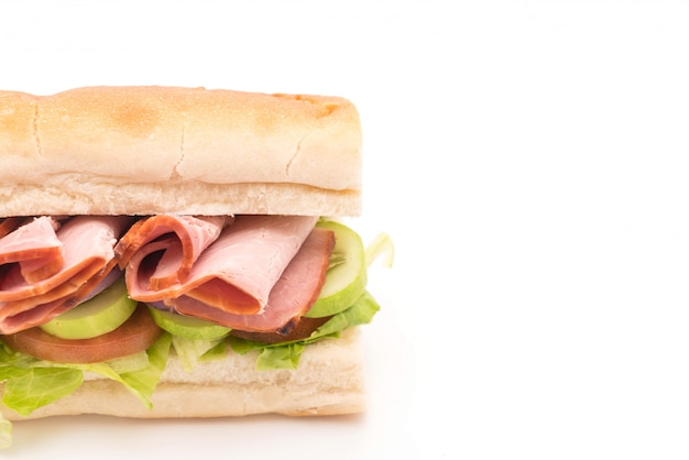 Foto sandwich sottomarino di prosciutto e insalata