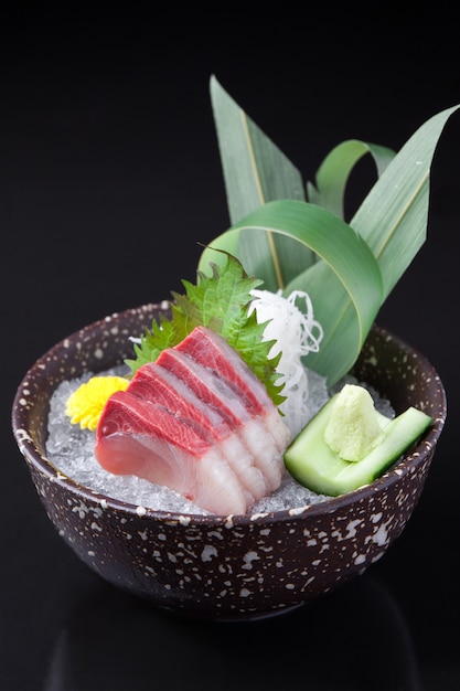 Hamachi sashimi nella ciotola