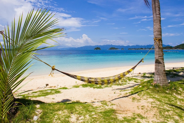 Hamak op een rustig strand.