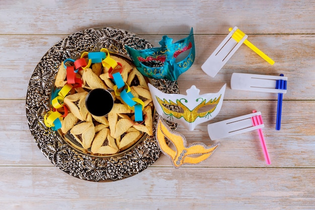 Noisemaker e maschera dei biscotti delle orecchie di hamans per la festa di carnevale ebrea di celebrazione di purim