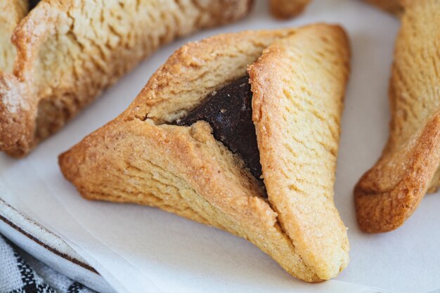 Biscotti hamantaschen con cioccolato per purim dolce tradizionale ebraico