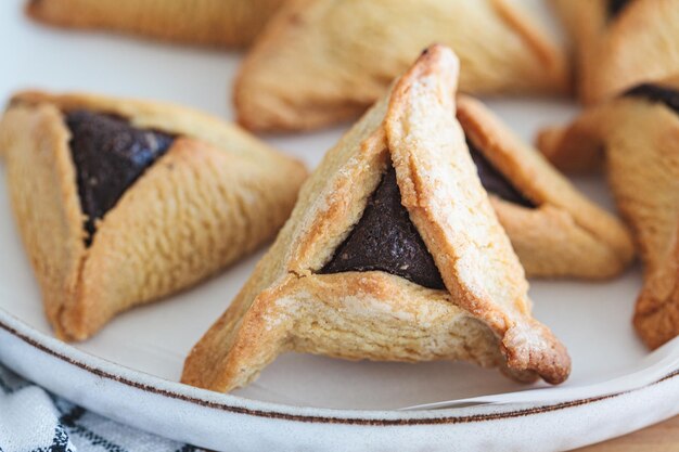 Foto biscotti hamantaschen con cioccolato per purim dolce tradizionale ebraico