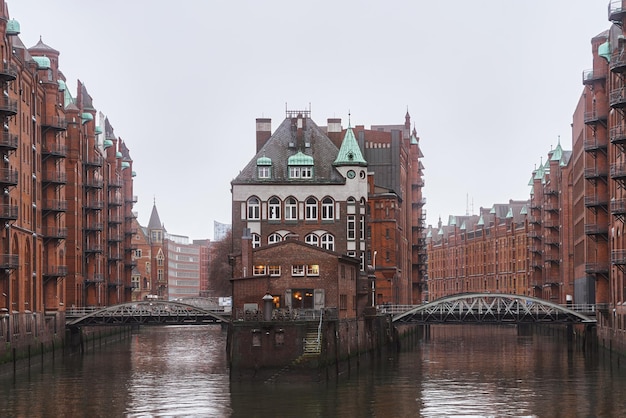 Hamburg Speicherstadt Het pakhuisdistrict Speicherstadt in Hamburg Duitsland in de schemering Oude stad aan de waterkanalen HafenCity in Hamburg Duitsland