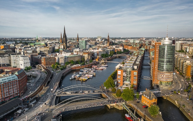 Hamburg stadsgezicht overdag. Luchtfoto