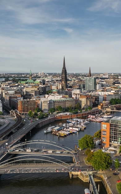 Hamburg stadsgezicht overdag. Verticale oriëntatie