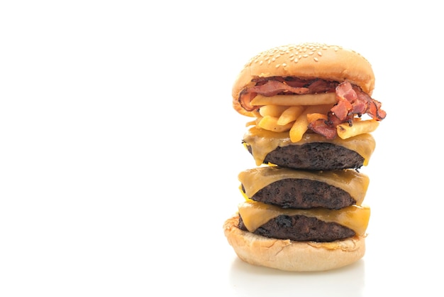 гамбургер или гамбургеры из говядины с сыром, беконом и картофелем фри на белом фоне