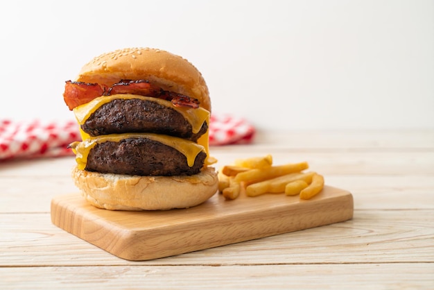 Hamburger o hamburger di manzo con formaggio e pancetta - stile alimentare malsano