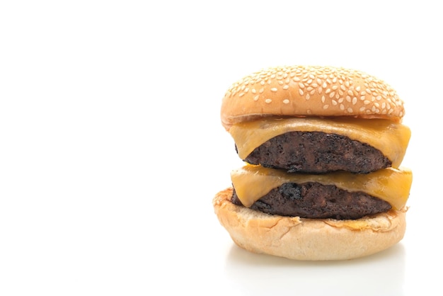 гамбургер или гамбургеры из говядины с сыром, изолированные на белом фоне
