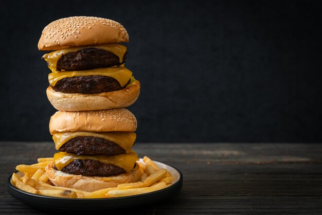 Hamburger o hamburger di manzo con formaggio - stile alimentare malsano