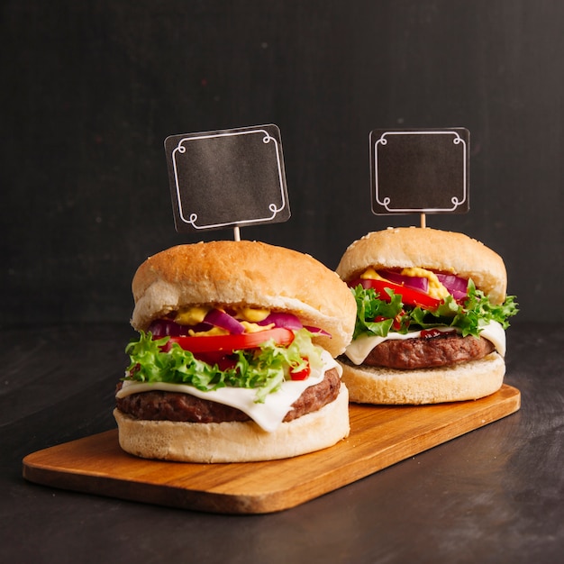 Foto composizione hamburger con etichette