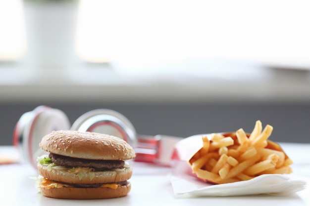 Hamburger en friet met koptelefoon