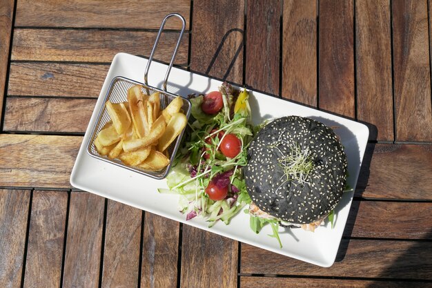 Hamburger en friet op een tafel