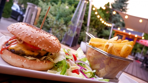 Foto hamburger en friet op een tafel