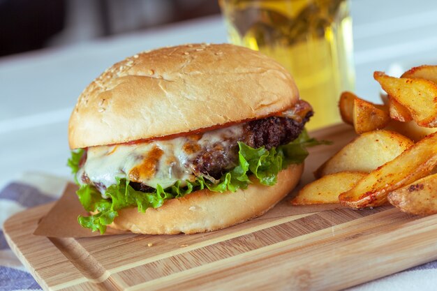 Hamburger en frieten op houten lijst