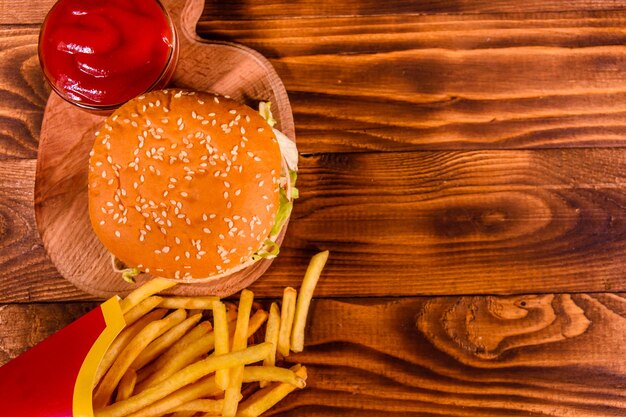 Hamburger en frietjes op houten tafel bovenaanzicht