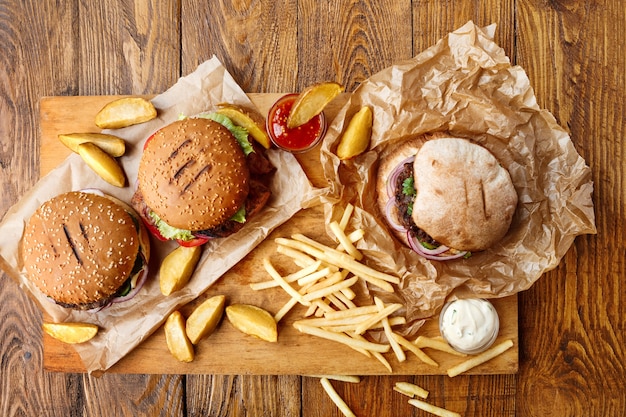 Hamburger en wiggen op houten dienblad