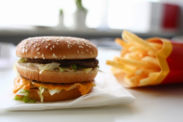 Photo hamburger and french fries with headphones