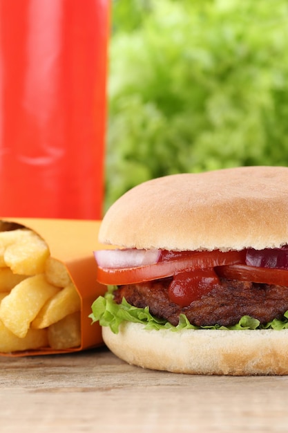 Foto bevanda fast food combinata con menu di hamburger e patatine fritte