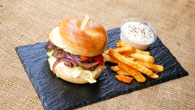 Hamburger e patatine fritte su un tavolo