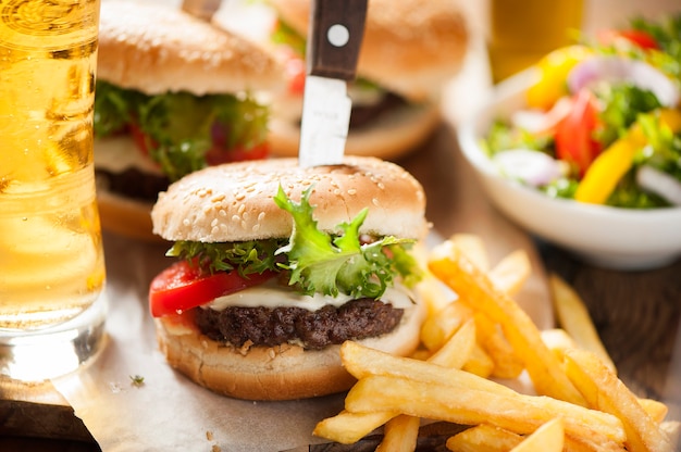 Hamburger, frietjes, cola drinken. Afhaalmaaltijden