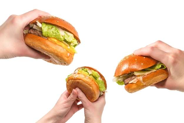 Hamburger in handen van de vrouw geïsoleerd op een wit oppervlak. Bovenaanzicht.