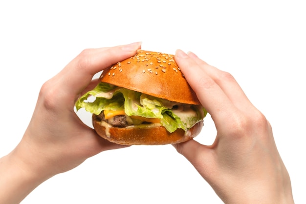 Hamburger in handen van de vrouw geïsoleerd op wit