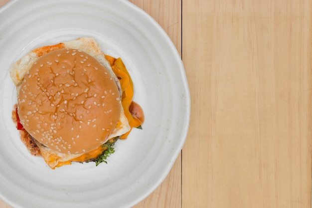 hamburger in plaat op houten tafel.