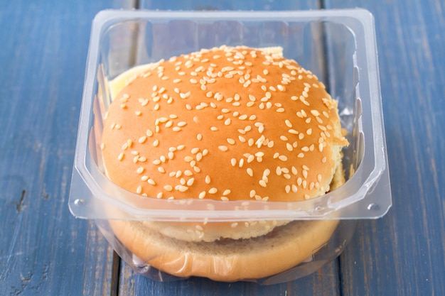 Hamburger in plastic doos