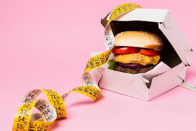Foto hamburger in witte doos met meetlint