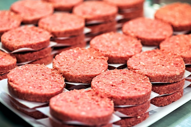 Dischi di carne di hamburger in primo piano