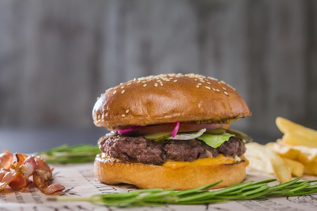 Hamburger met aardappelen op snijplank, telefoto, close-up