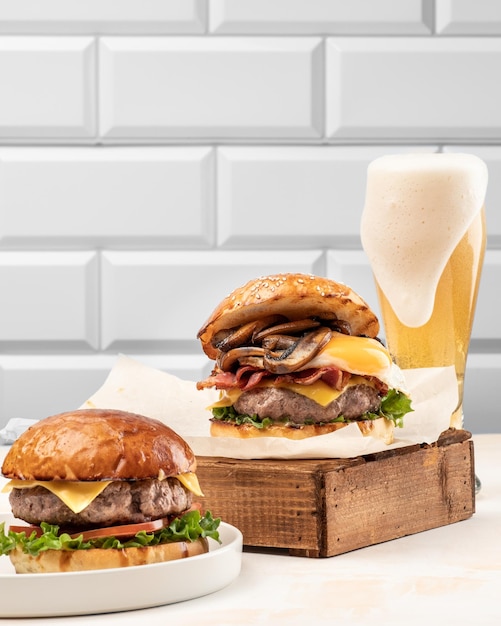 Hamburger met bier kopieer ruimte verticaal